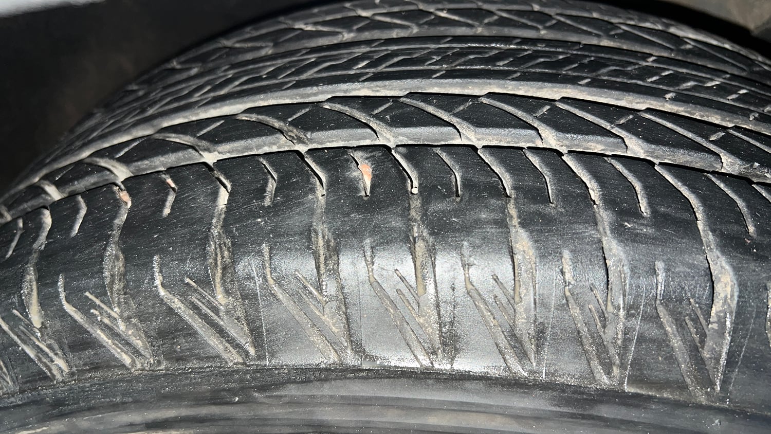 Used 2024 Mahindra XUV700 AX 7 Luxury Pack Petrol AT 7 STR Petrol Automatic tyres RIGHT FRONT TYRE TREAD VIEW