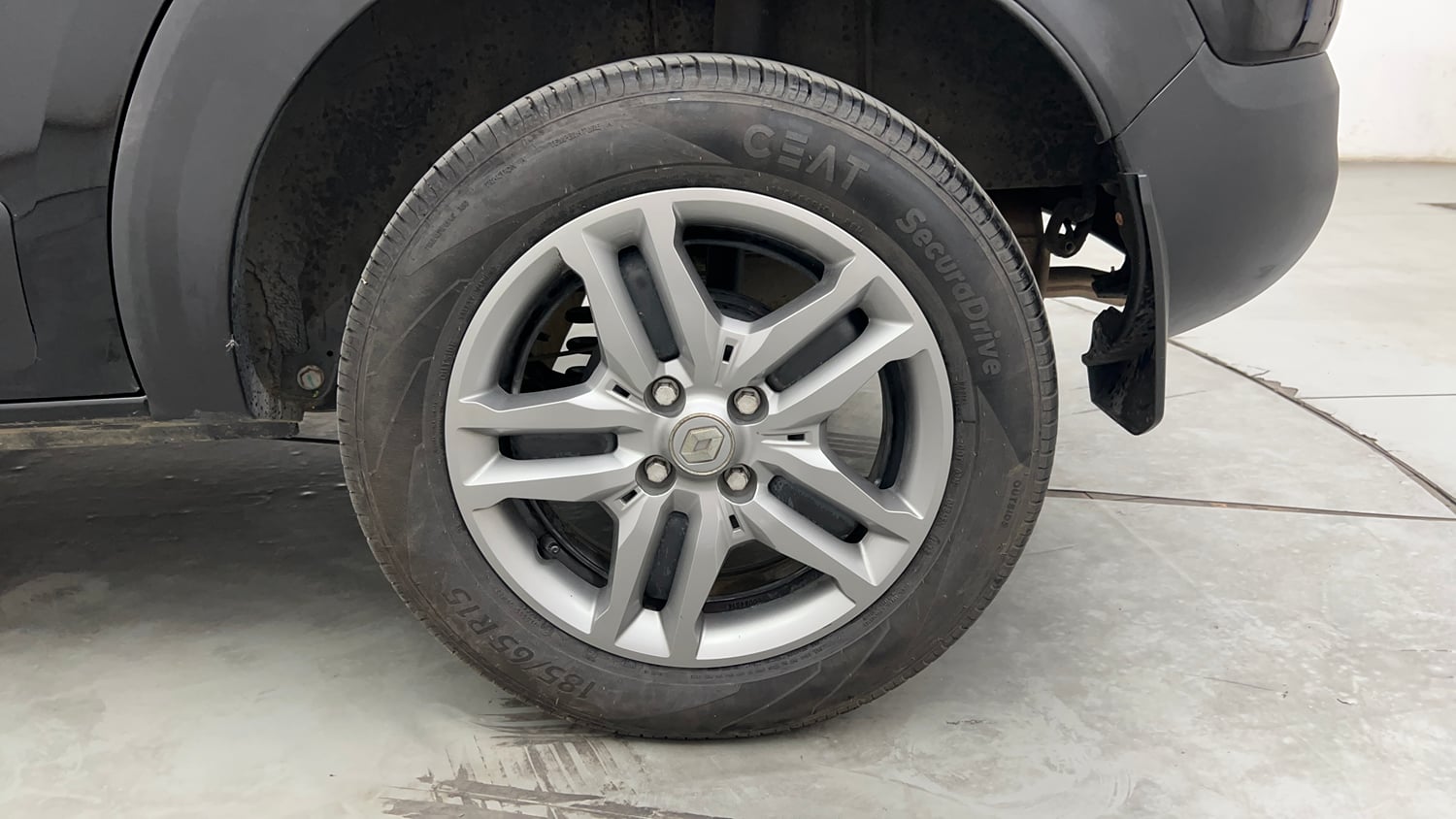 Used 2024 Renault Triber RXZ Petrol Manual tyres LEFT REAR TYRE RIM VIEW