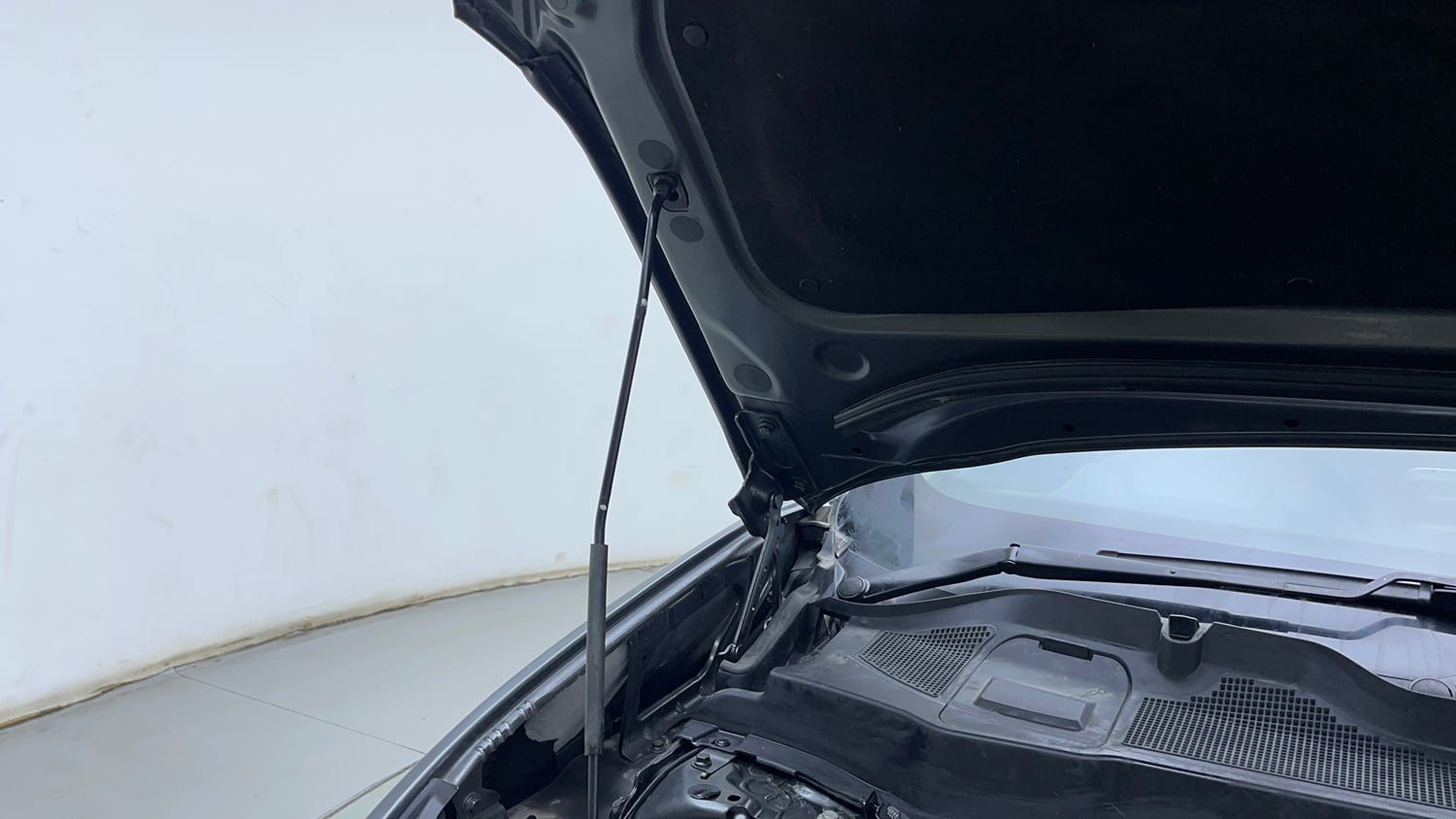 Used 2022 Tata Harrier XZ Plus Diesel Manual engine ENGINE RIGHT SIDE HINGE & APRON VIEW