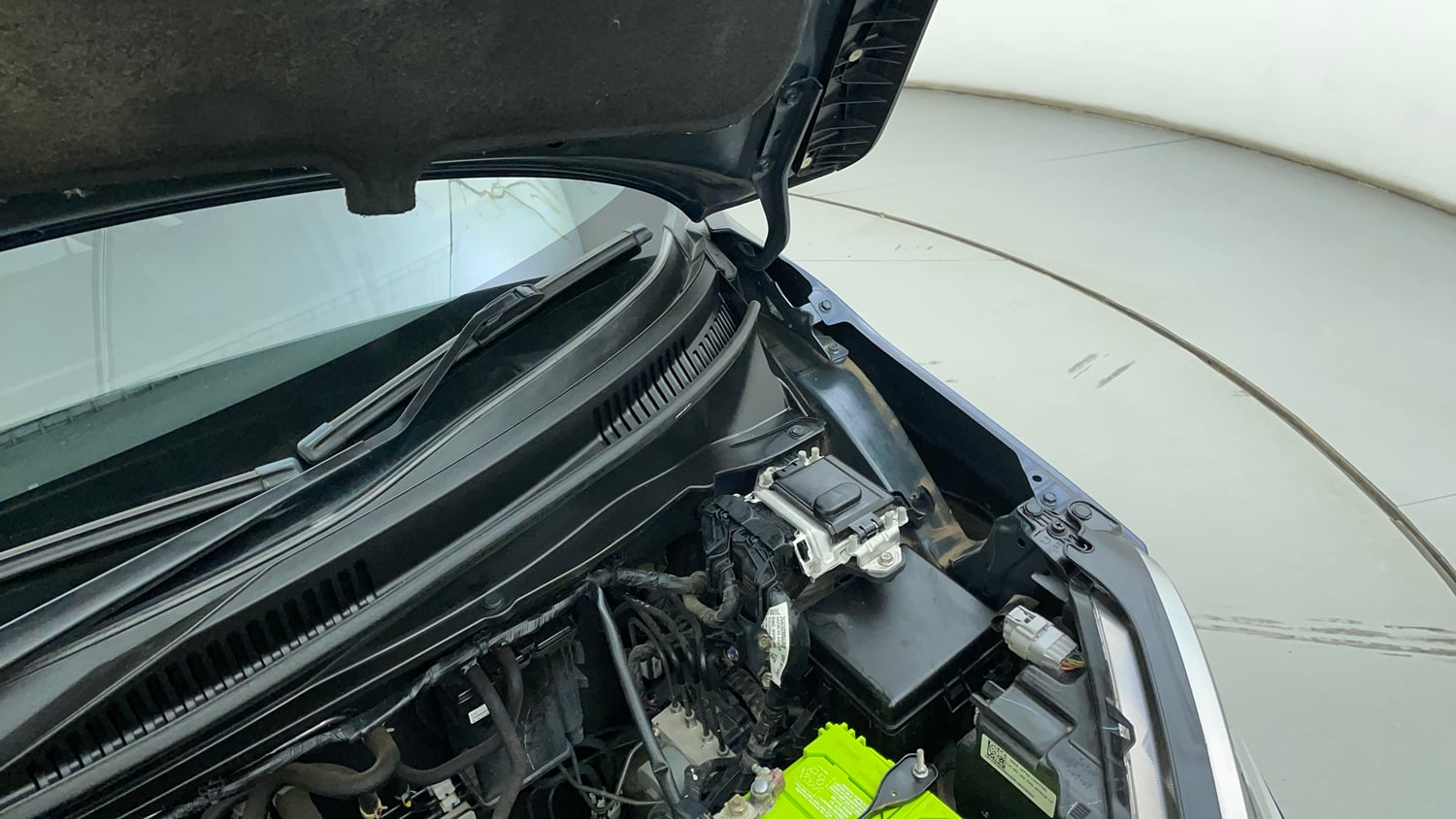 Used 2022 Maruti Suzuki Ignis Alpha 1.2 MT Petrol Manual engine ENGINE LEFT SIDE HINGE & APRON VIEW