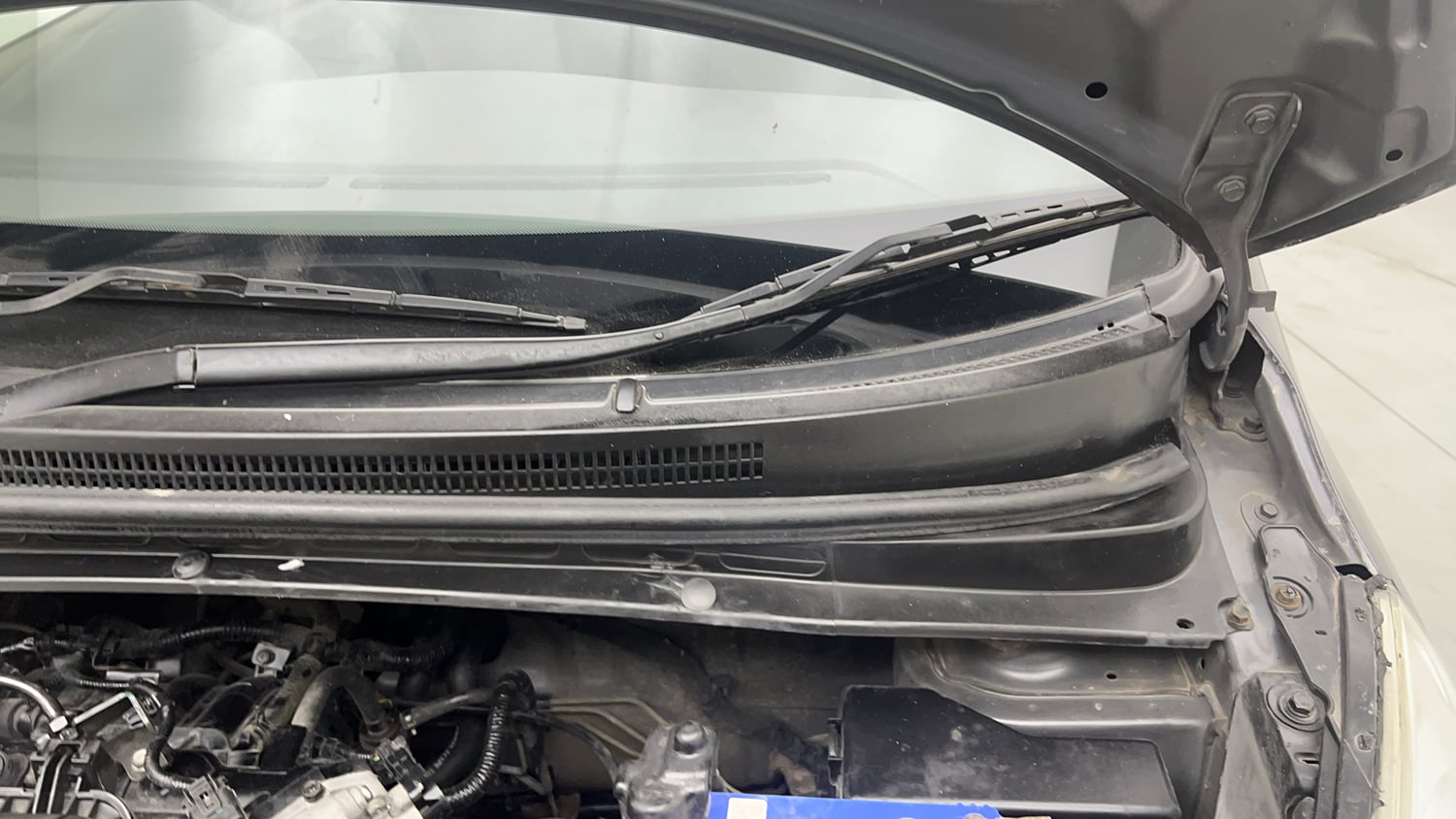 Used 2014 Hyundai i10 Magna 1.1 iRDE2 Petrol Manual engine ENGINE LEFT SIDE HINGE & APRON VIEW