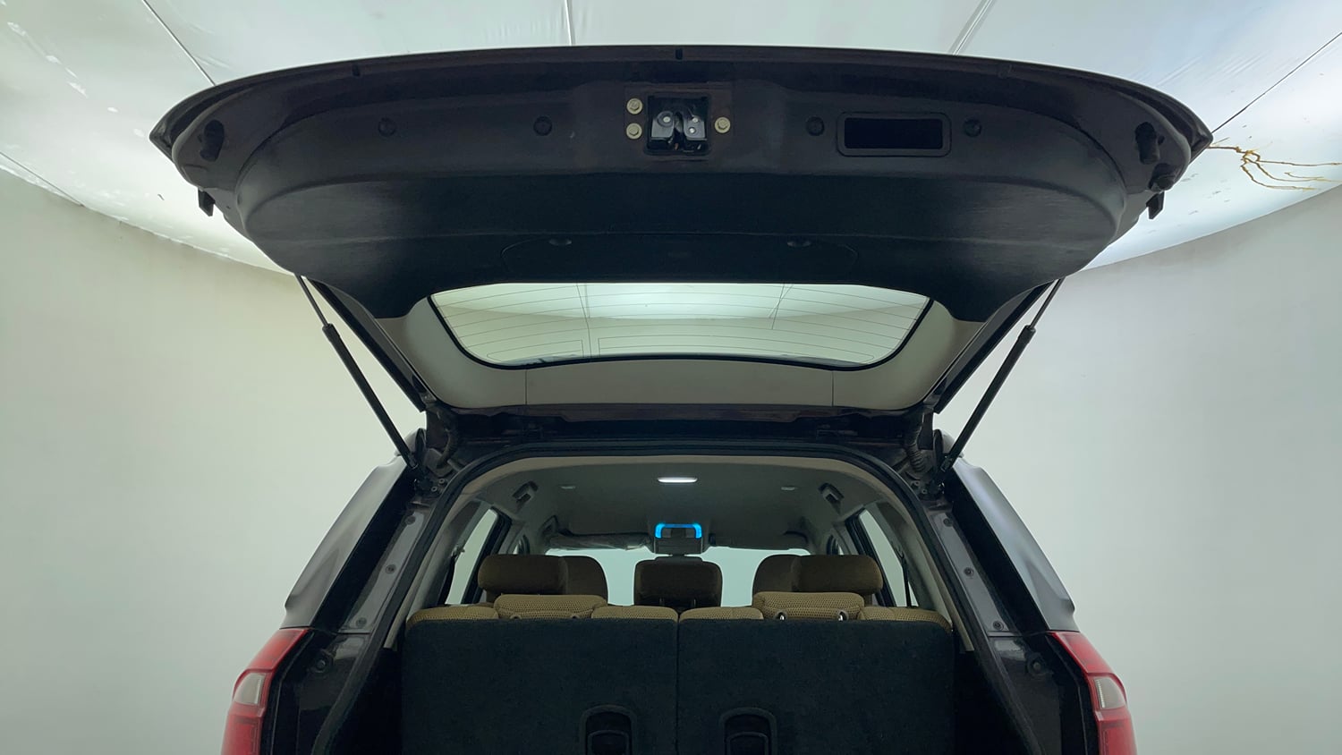 Used 2019 Mahindra XUV500 W7 Diesel Manual interior DICKY DOOR OPEN VIEW