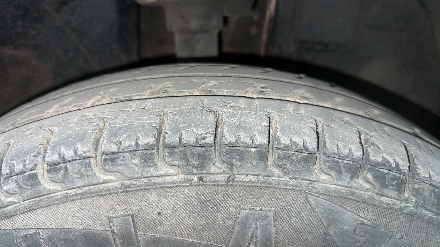 Used 2018 Renault Kwid 1.0 RXT AMT Opt Petrol Automatic tyres RIGHT FRONT TYRE TREAD VIEW