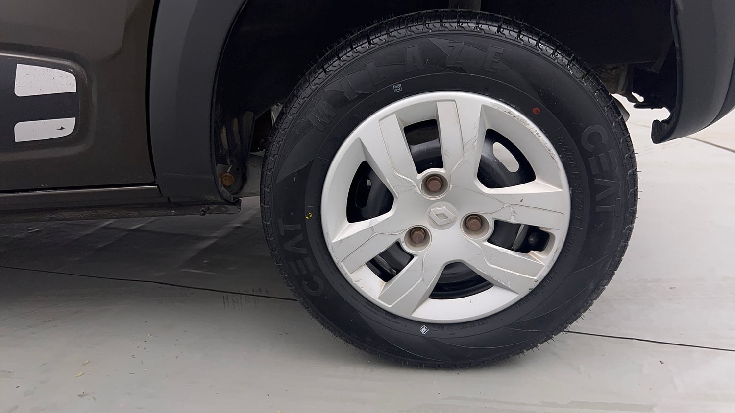 Used 2017 Renault Kwid 1.0 RXT Opt Petrol Manual tyres LEFT REAR TYRE RIM VIEW