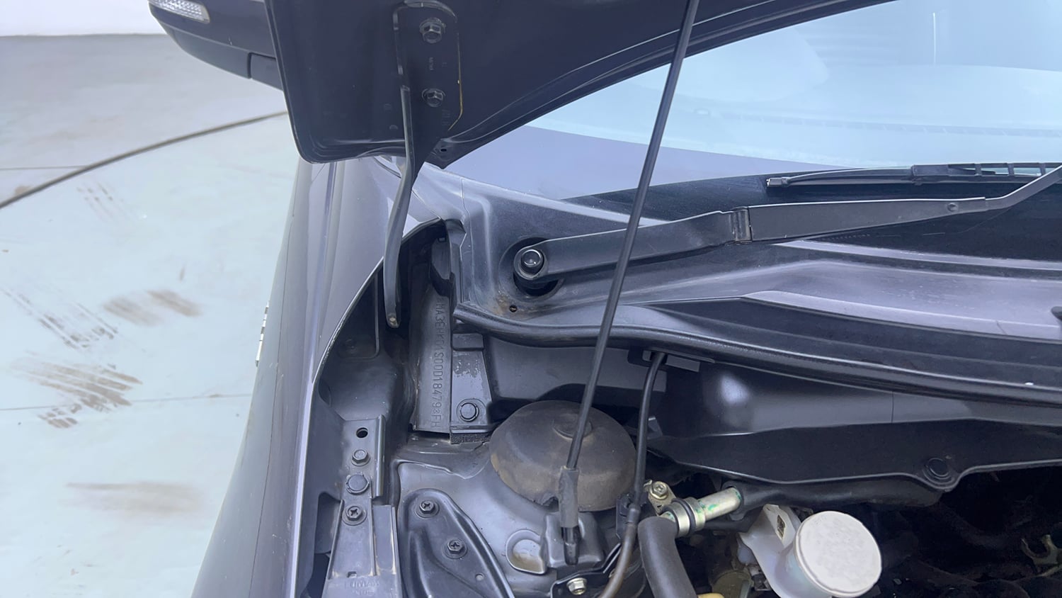 Used 2017 Maruti Suzuki Swift ZXi Petrol Manual engine ENGINE RIGHT SIDE HINGE & APRON VIEW