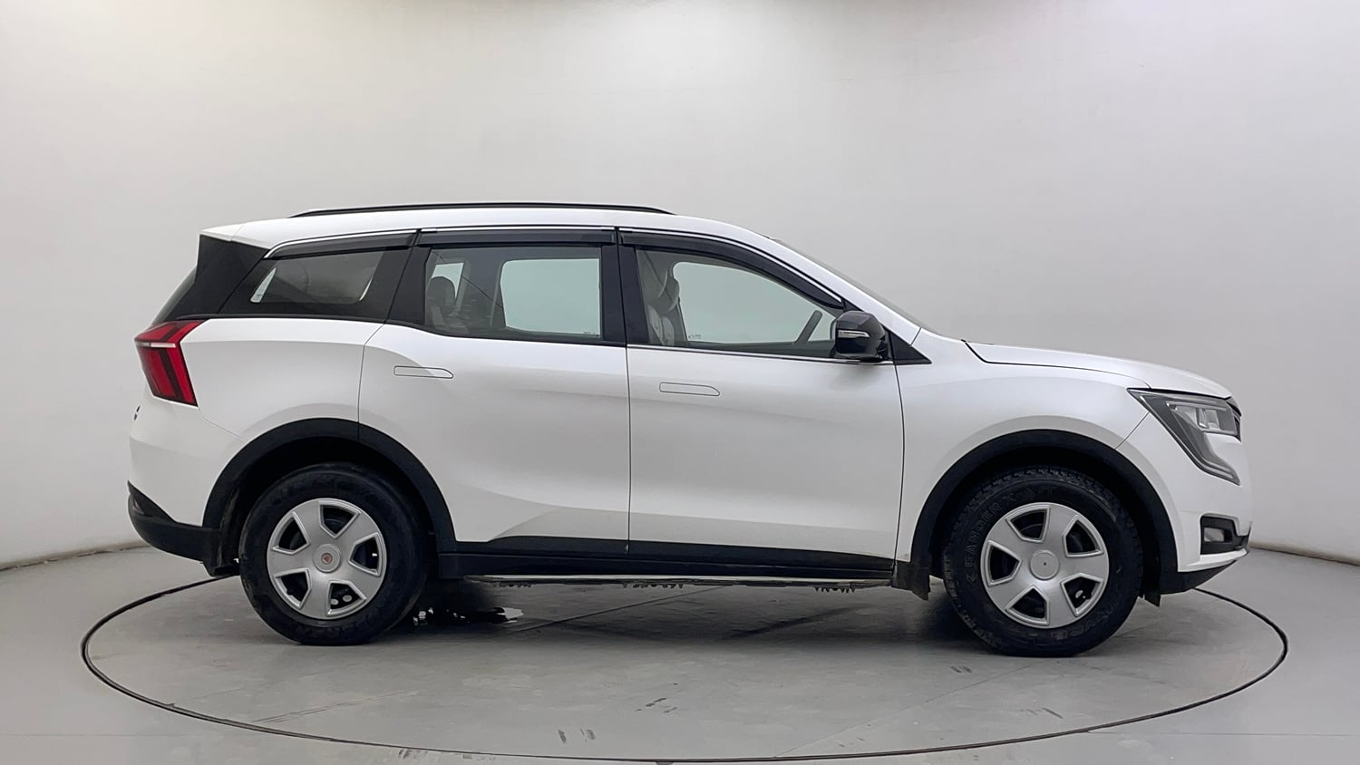 Used 2022 Mahindra XUV700 AX 3 Petrol MT 5 STR Petrol Manual exterior RIGHT SIDE VIEW