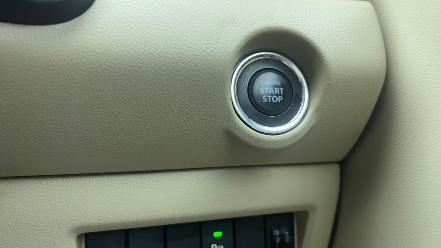 Used 2017 Maruti Suzuki Dzire ZXi Plus Petrol Manual top_features Keyless start