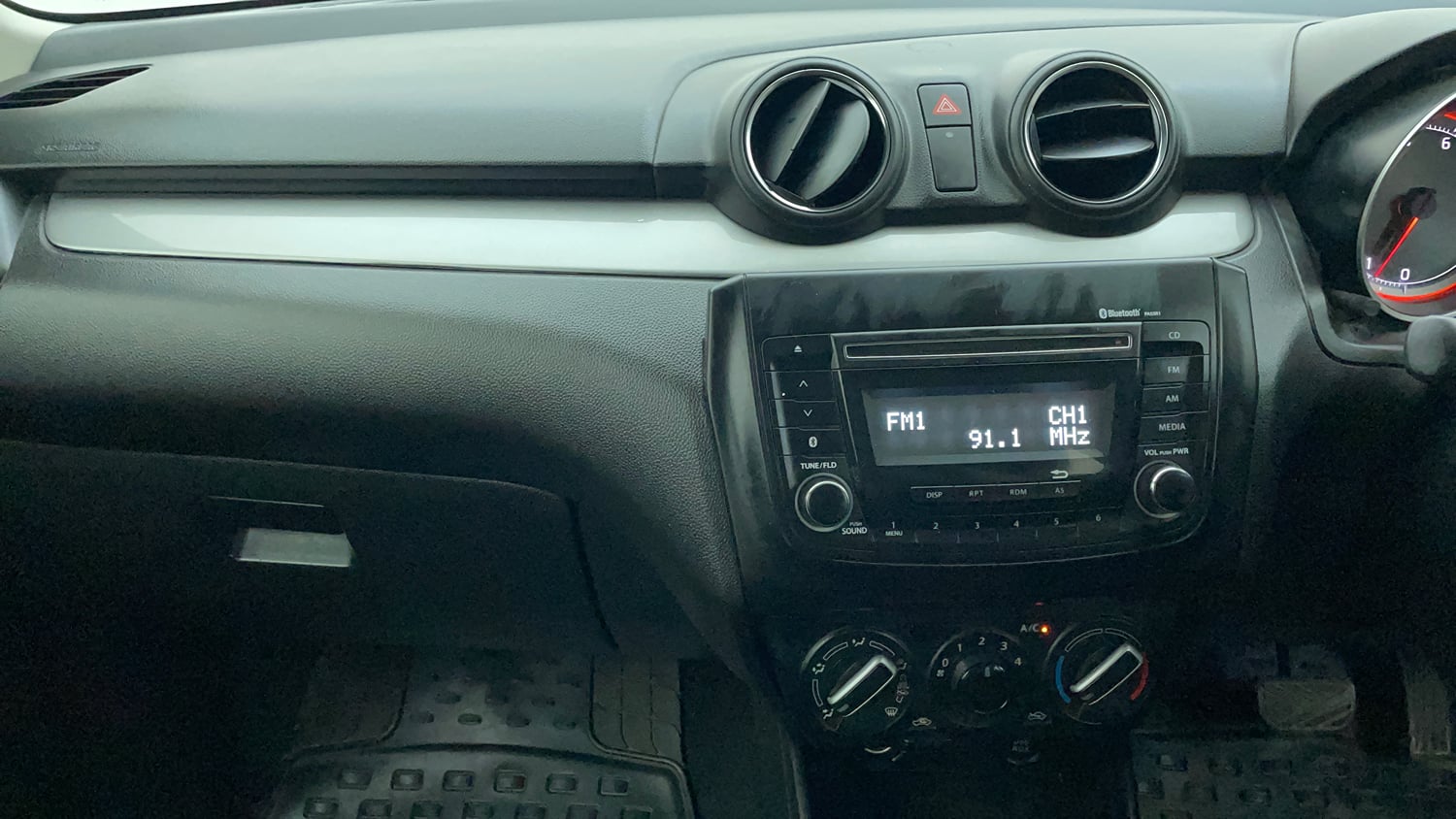 Used 2020 Maruti Suzuki Swift VXi AMT Petrol Automatic interior MUSIC SYSTEM & AC CONTROL VIEW