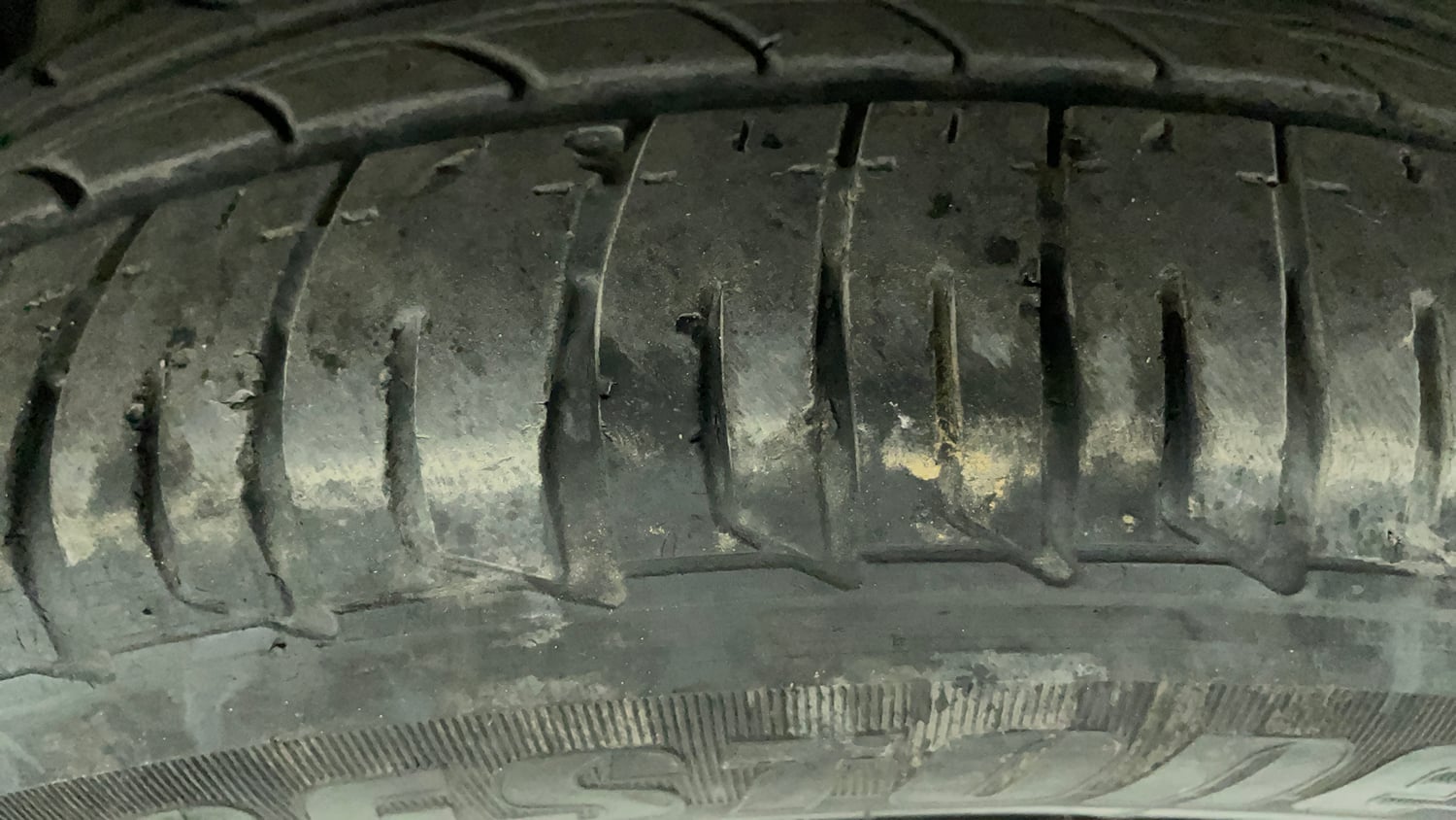 Used 2022 Tata Tiago XT Rhythm Petrol Manual tyres LEFT FRONT TYRE TREAD VIEW