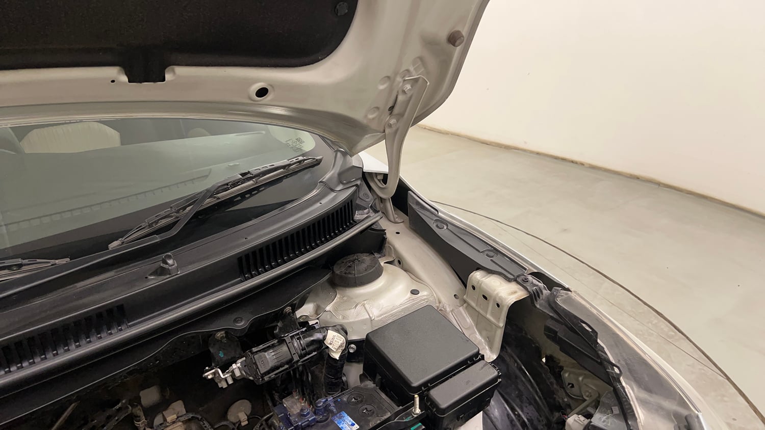 Used 2022 Toyota Glanza G Petrol Manual engine ENGINE LEFT SIDE HINGE & APRON VIEW