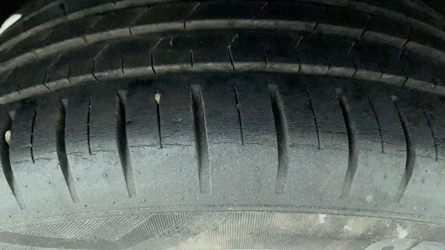 Used 2018 Maruti Suzuki Baleno Zeta 1.2 Petrol Manual tyres RIGHT REAR TYRE TREAD VIEW