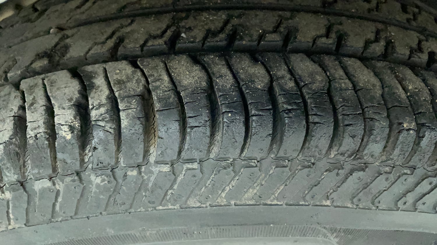 Used 2014 Maruti Suzuki Swift VXi Petrol Manual tyres RIGHT REAR TYRE TREAD VIEW