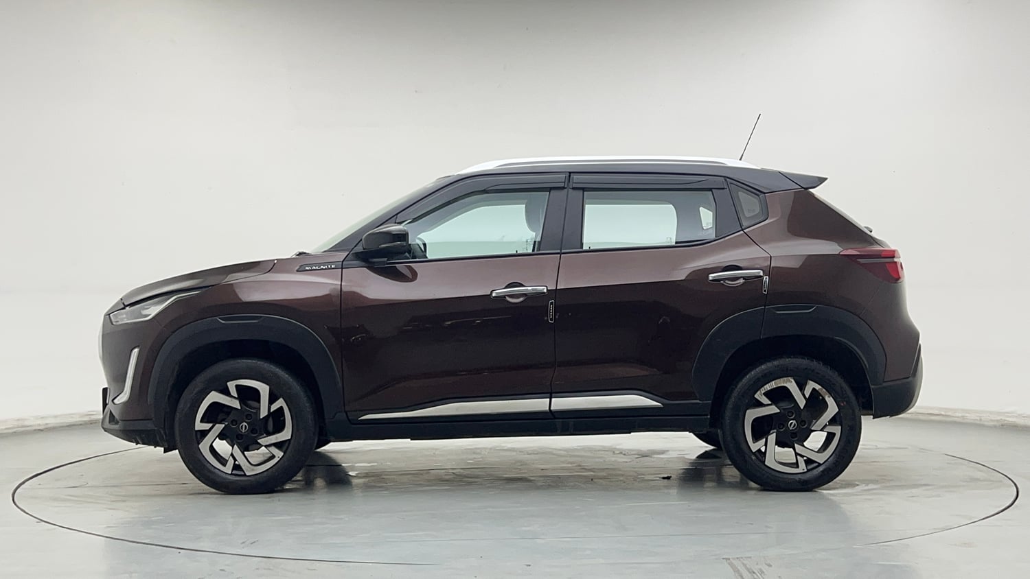 Used 2021 Nissan Magnite XV Dual Tone Petrol Manual exterior LEFT SIDE VIEW
