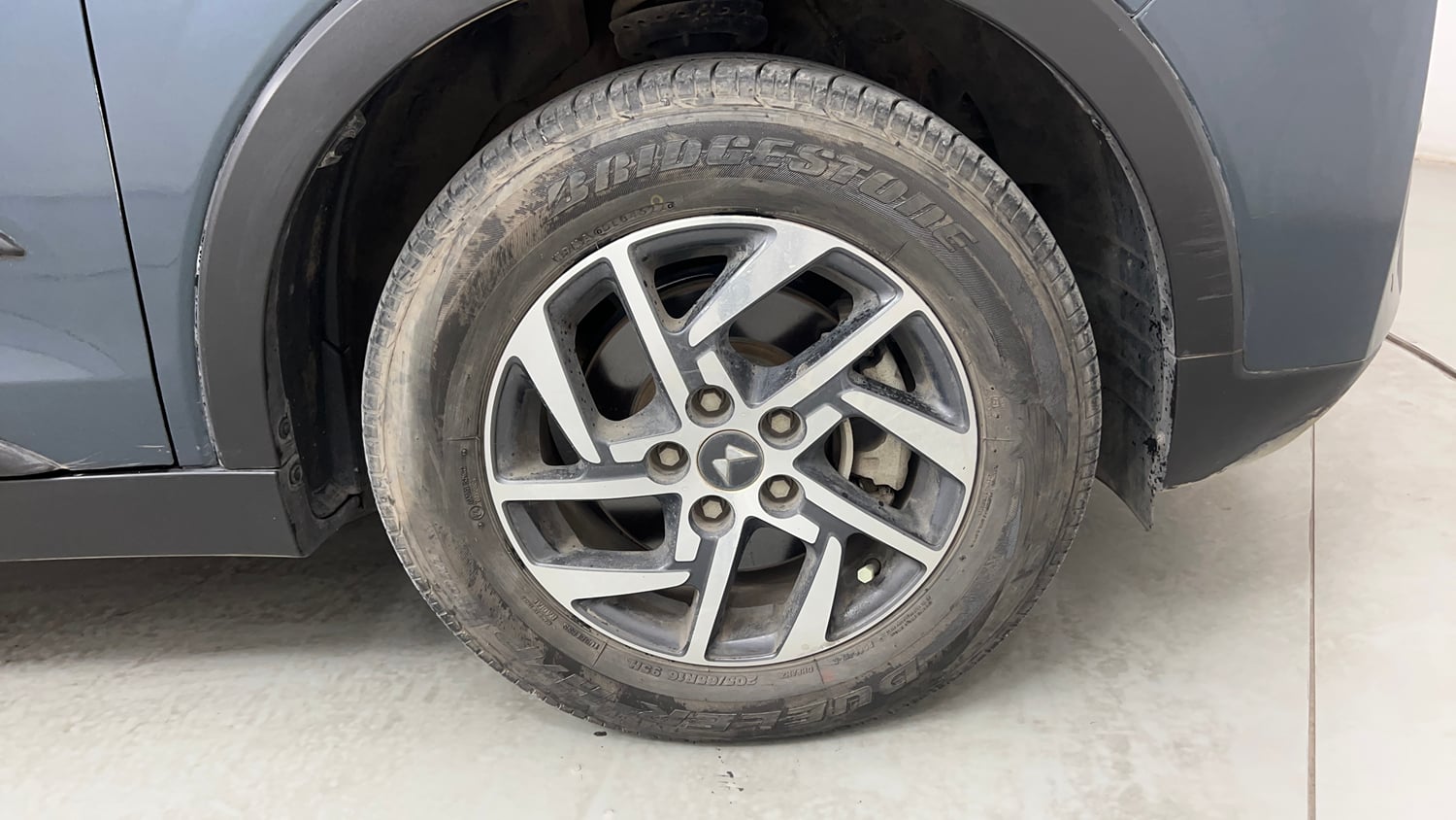 Used 2023 Mahindra XUV 300 W8 (O) 1.2 Petrol AMT Petrol Automatic tyres RIGHT FRONT TYRE RIM VIEW