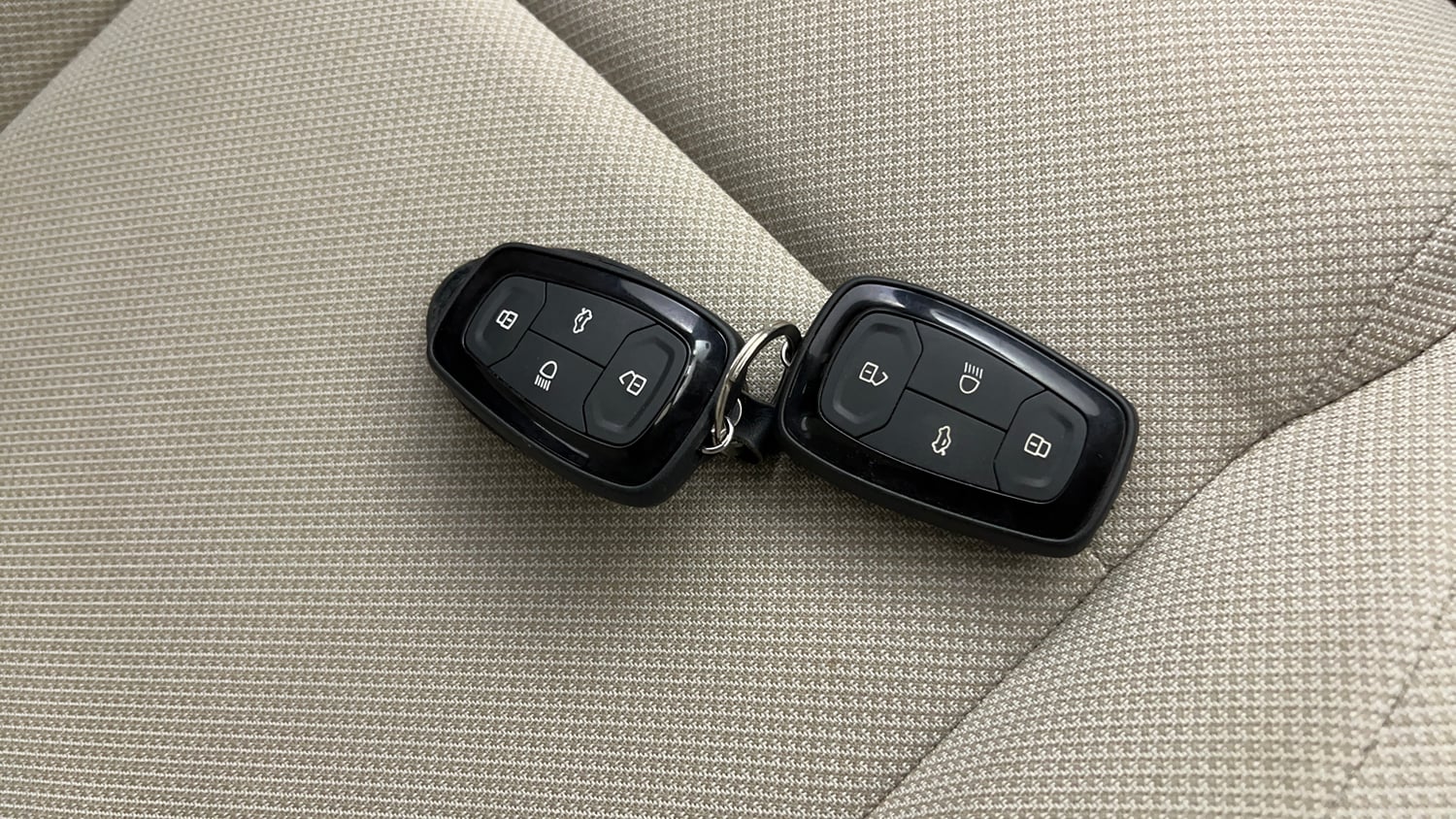 Used 2025 Tata Altroz Accomplished S Petrol 5MT Petrol Manual extra CAR KEY VIEW