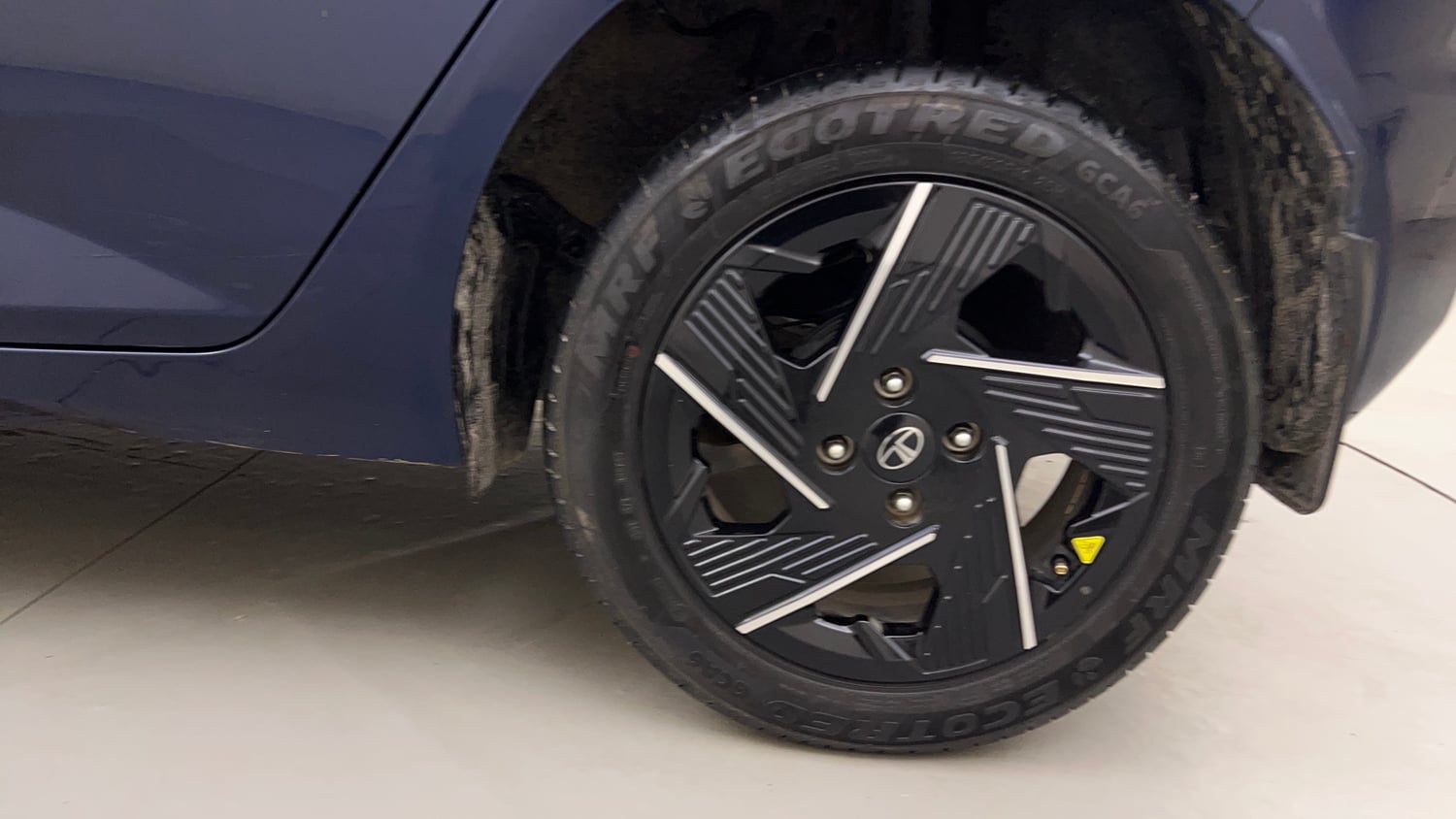Used 2025 Tata Altroz Accomplished S Petrol 5MT Petrol Manual tyres LEFT REAR TYRE RIM VIEW