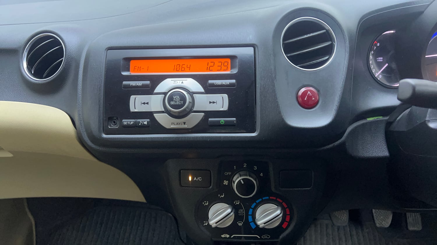Used 2015 Honda Amaze 1.2 S i-VTEC Petrol Manual interior MUSIC SYSTEM & AC CONTROL VIEW