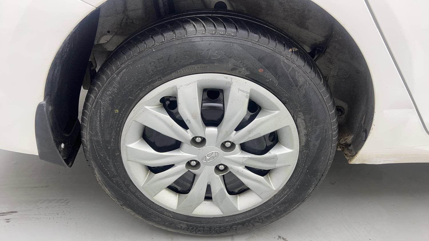 Used 2017 Hyundai Verna EX 1.6 VTVT Petrol Manual tyres RIGHT REAR TYRE RIM VIEW