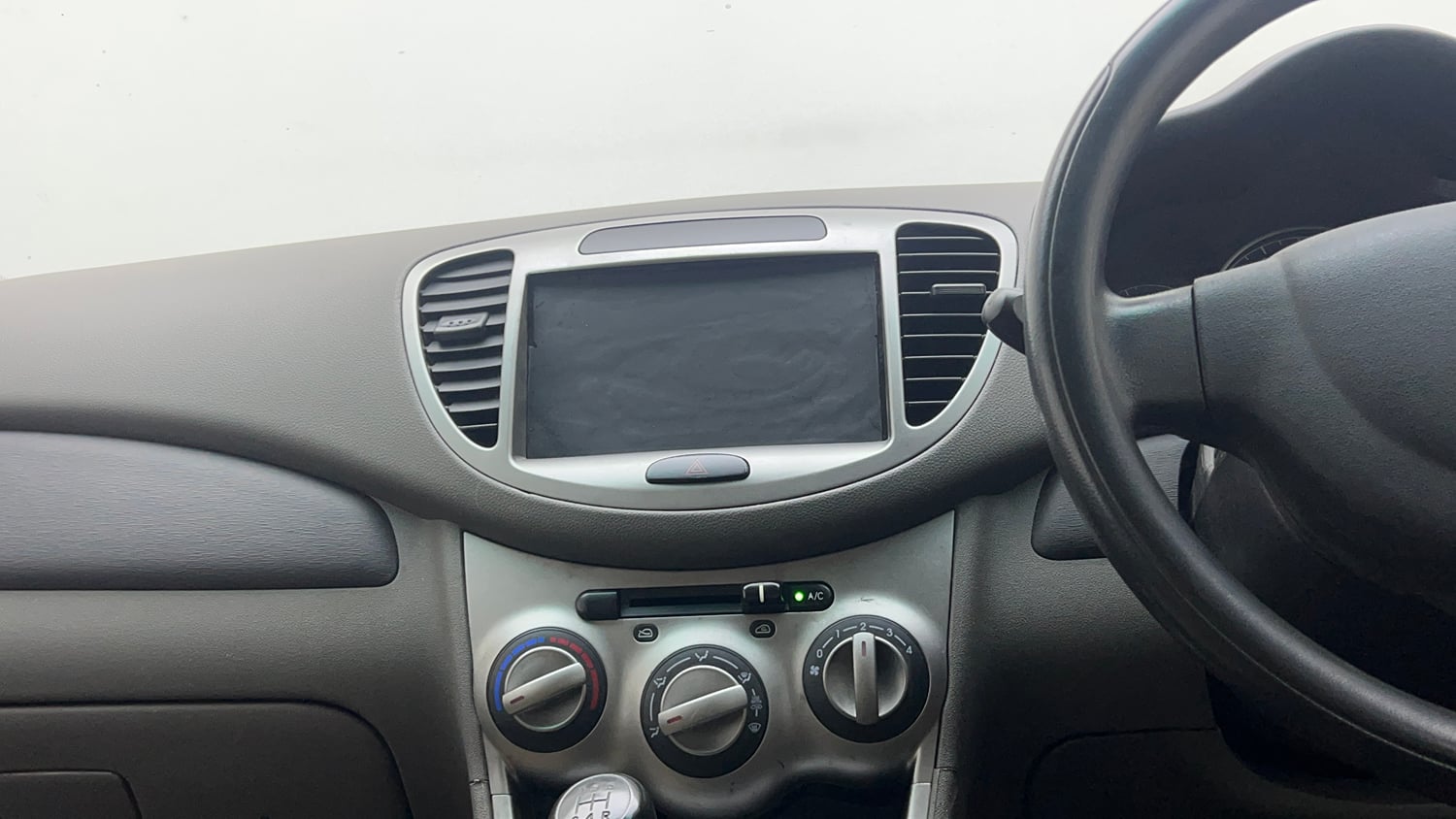 Used 2014 Hyundai i10 Magna 1.1 iRDE2 Petrol Manual interior MUSIC SYSTEM & AC CONTROL VIEW