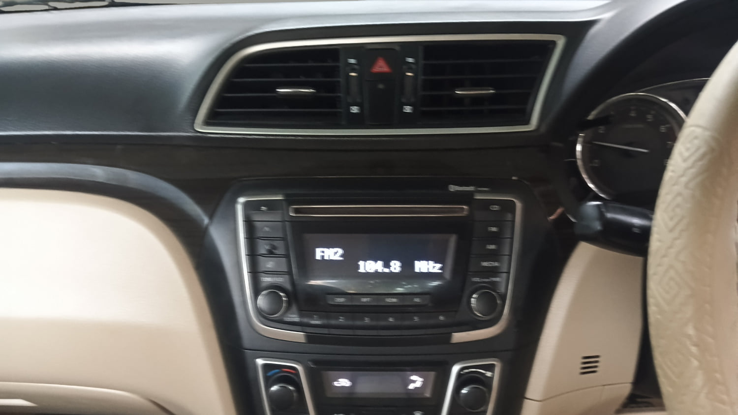 Used 2017 Maruti Suzuki Ciaz Delta 1.4 MT Petrol Manual interior MUSIC SYSTEM & AC CONTROL VIEW