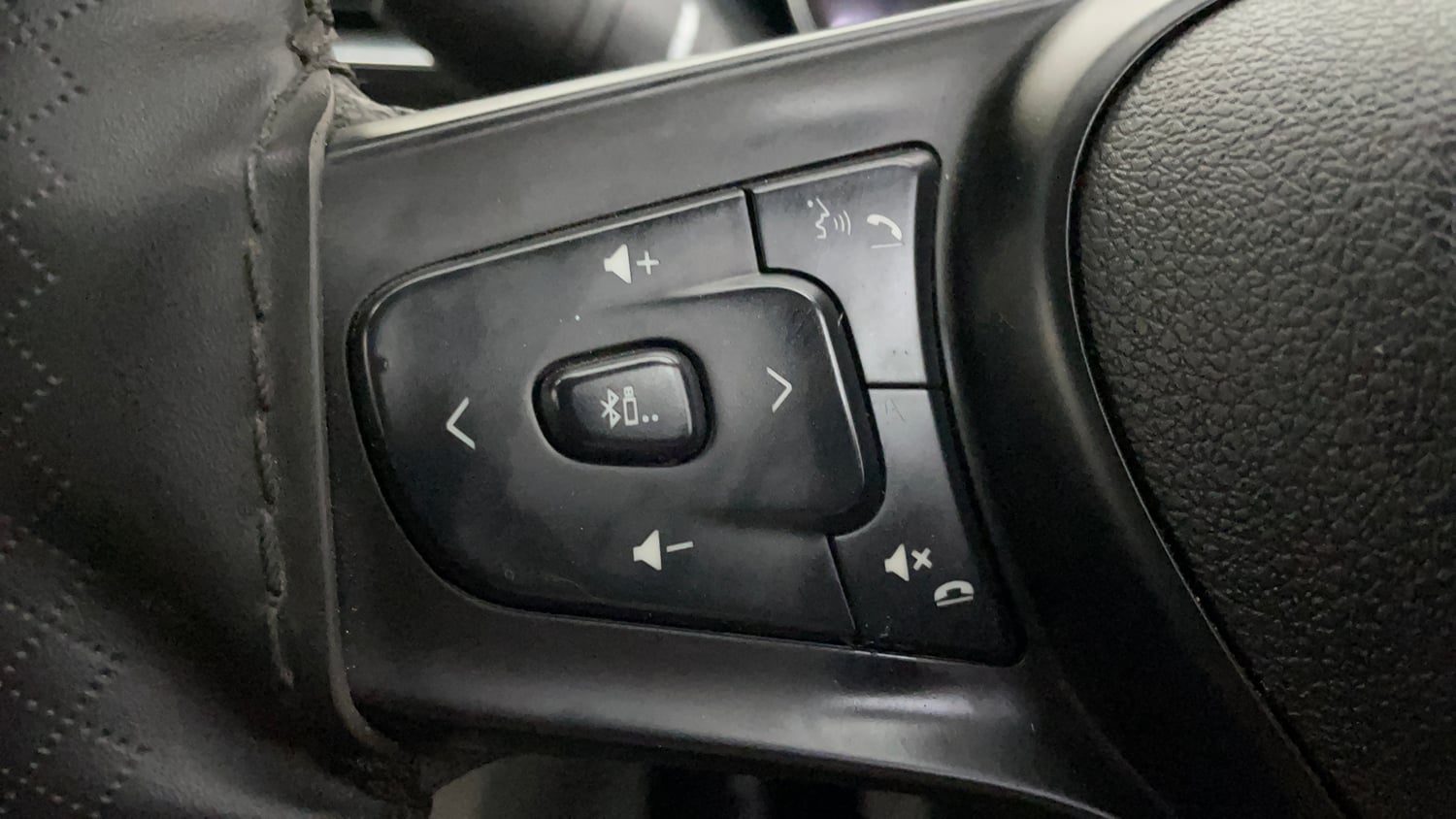 Used 2022 Tata Tiago XT Rhythm Petrol Manual top_features Steering mounted controls