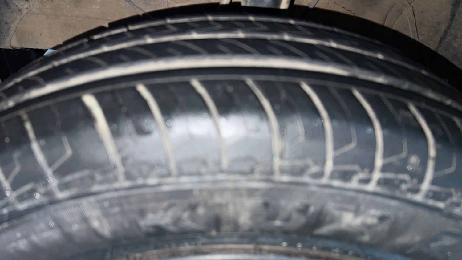 Used 2022 Maruti Suzuki Swift VXi Petrol Manual tyres LEFT FRONT TYRE TREAD VIEW