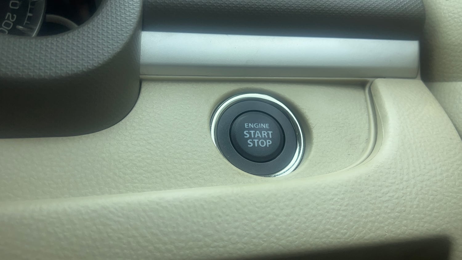 Used 2016 Maruti Suzuki Ertiga ZXI+ Petrol Manual top_features Keyless start