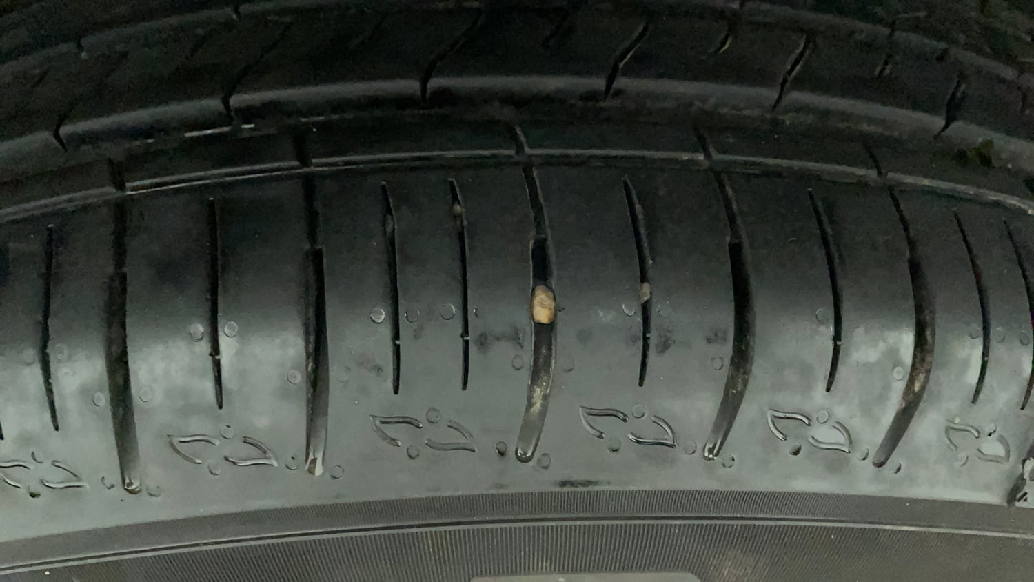 Used 2019 Mahindra XUV500 W7 Diesel Manual tyres LEFT FRONT TYRE TREAD VIEW