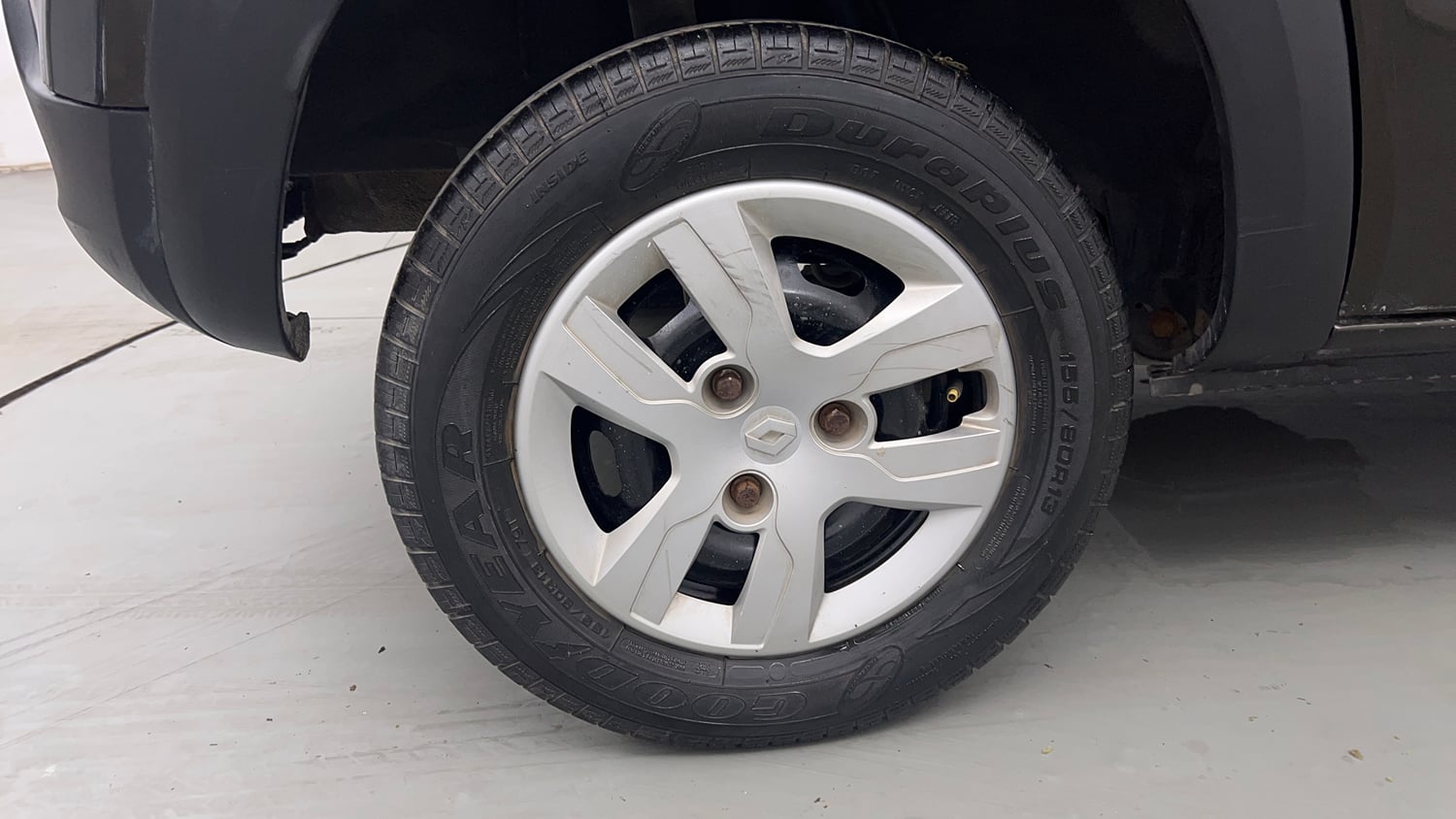 Used 2017 Renault Kwid 1.0 RXT Opt Petrol Manual tyres RIGHT REAR TYRE RIM VIEW