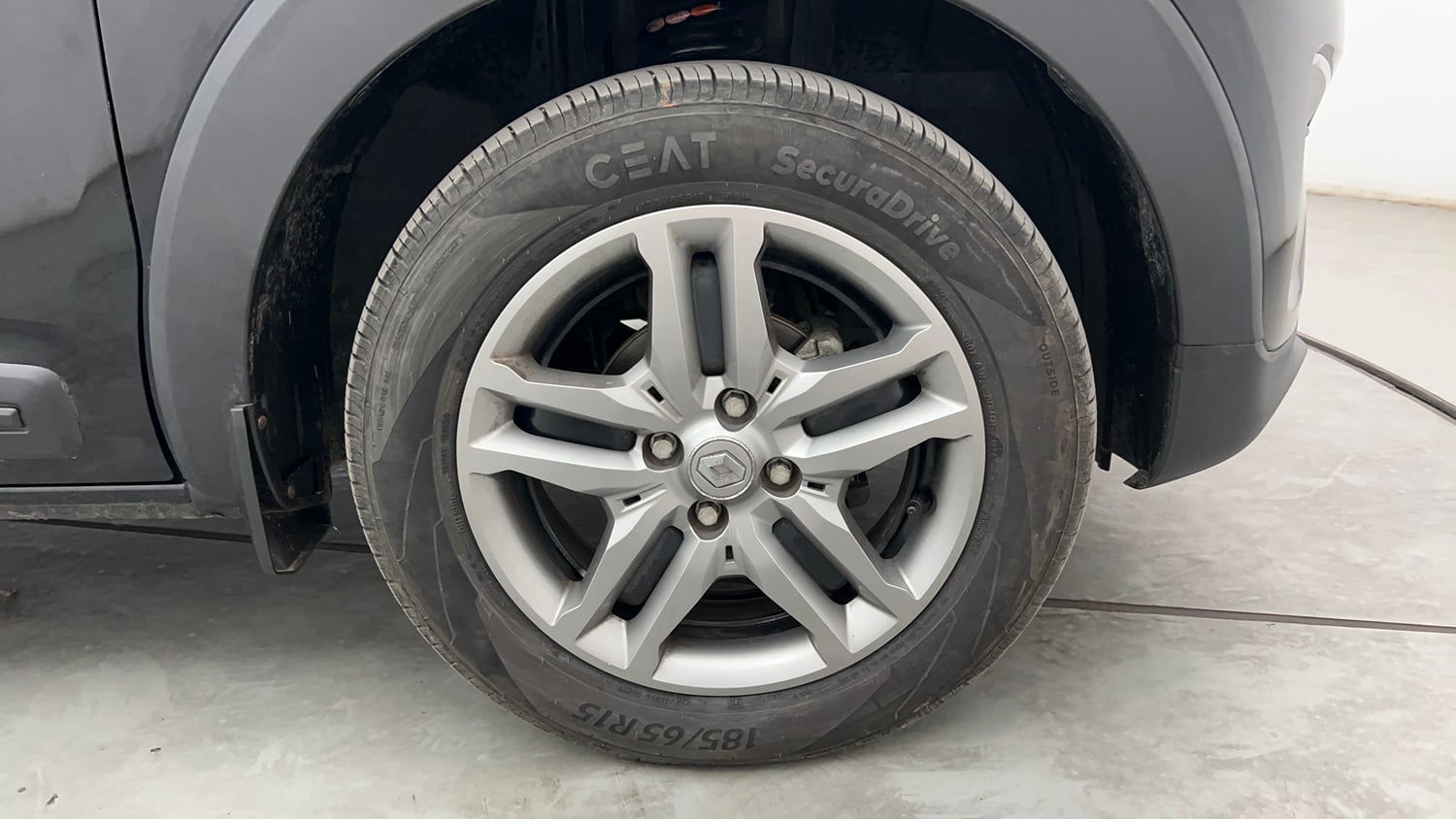Used 2024 Renault Triber RXZ Petrol Manual tyres RIGHT FRONT TYRE RIM VIEW