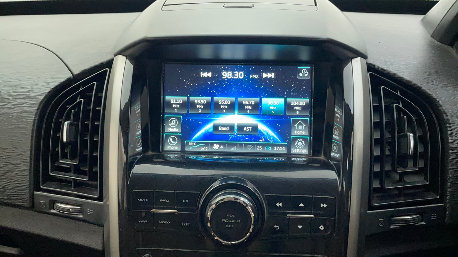 Used 2019 Mahindra XUV500 W7 Diesel Manual top_features Integrated (in-dash) music system