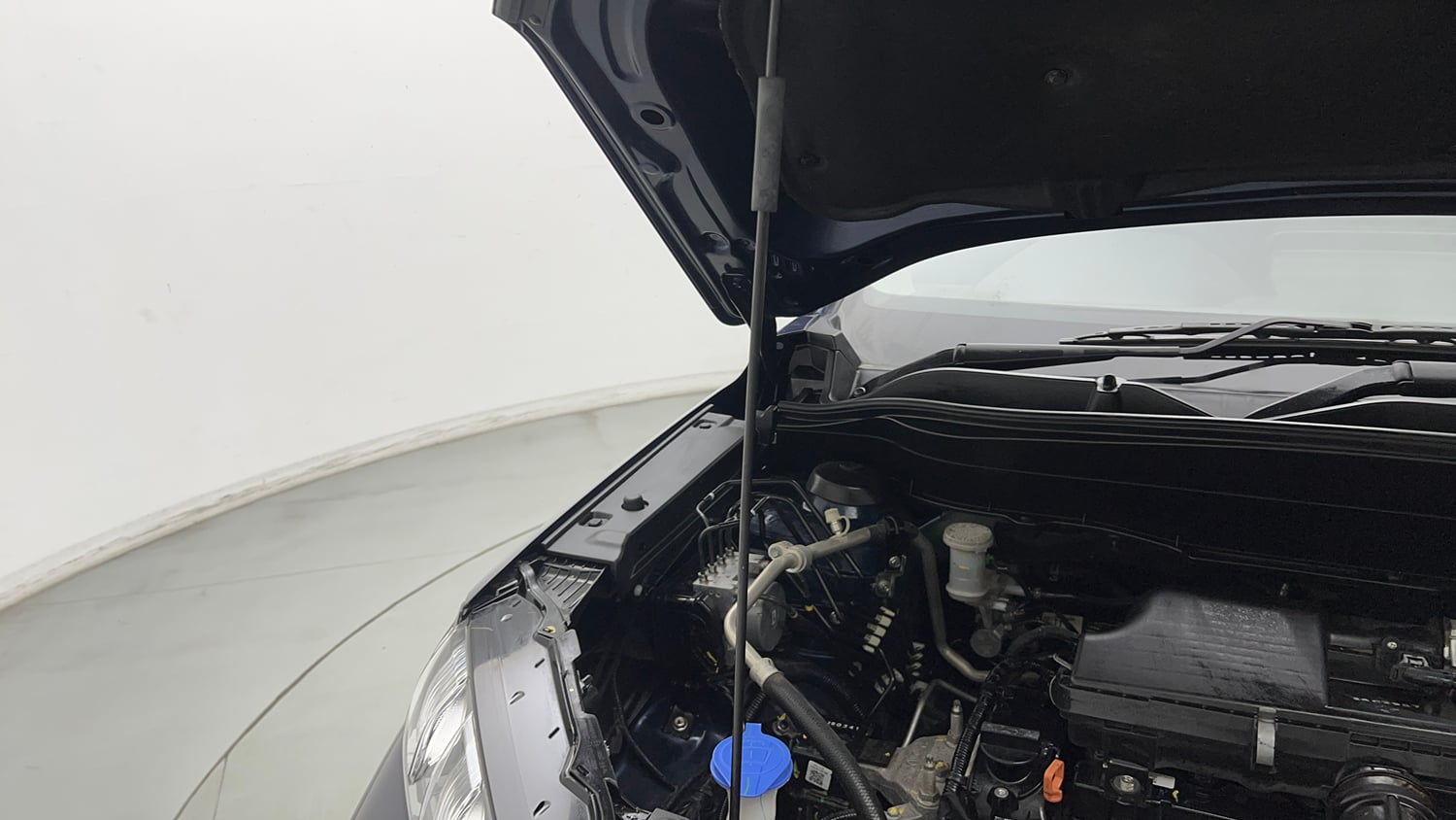 Used 2024 Maruti Suzuki Grand Vitara Zeta Smart Hybrid Petrol Manual engine ENGINE RIGHT SIDE HINGE & APRON VIEW