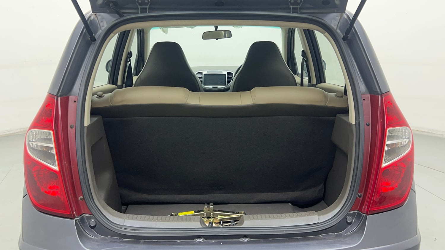 Used 2014 Hyundai i10 Magna 1.1 iRDE2 Petrol Manual interior DICKY INSIDE VIEW