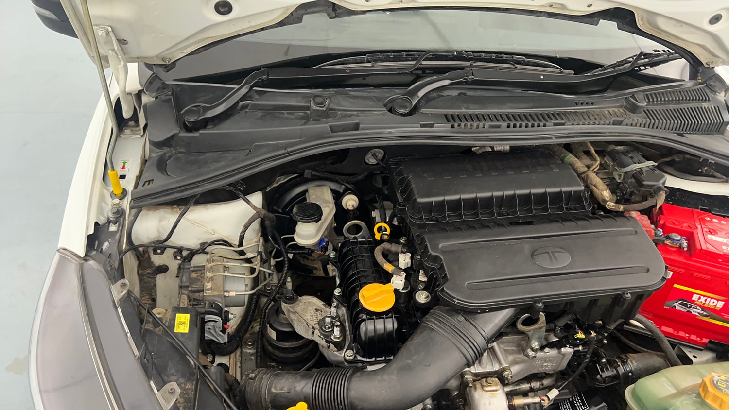 Used 2022 Tata Tiago XT CNG Cng Manual engine ENGINE RIGHT SIDE HINGE & APRON VIEW