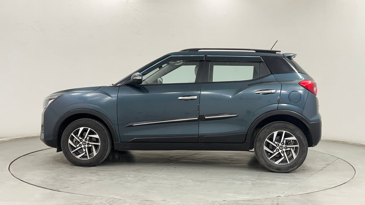 Used 2023 Mahindra XUV 300 W8 (O) 1.2 Petrol AMT Petrol Automatic exterior LEFT SIDE VIEW