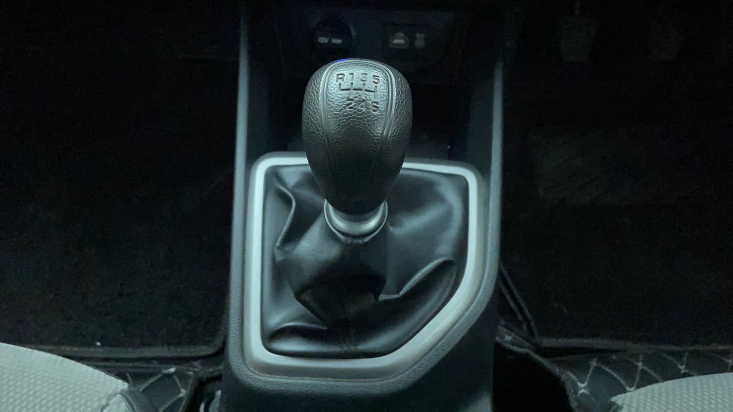 Used 2018 Hyundai Creta 1.6 E+ VTVT Petrol + CNG (Outside Fitted) Cng Manual interior GEAR  KNOB VIEW