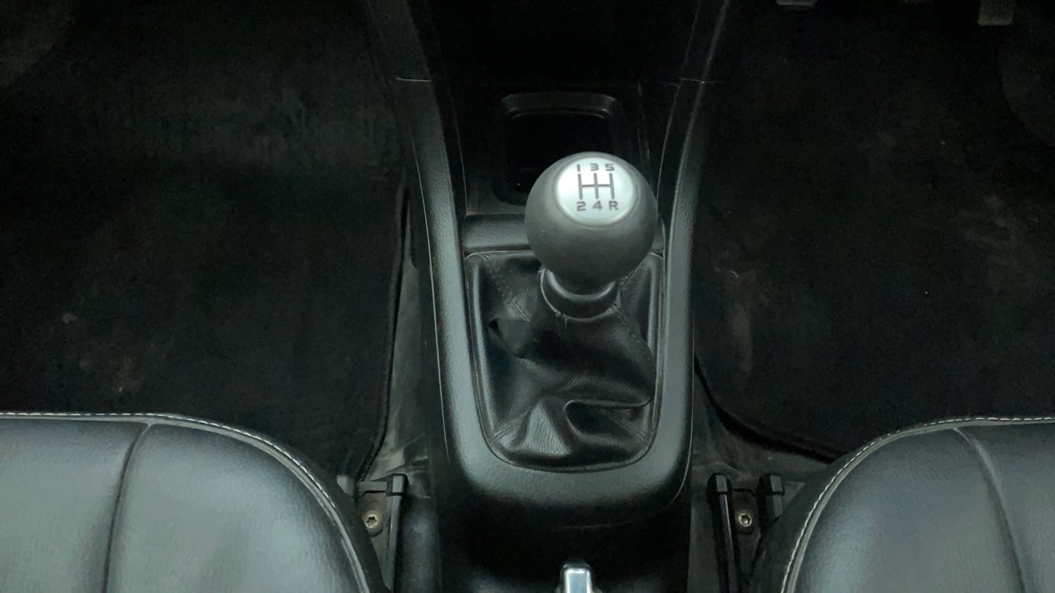 Used 2014 Maruti Suzuki Swift VXi Petrol Manual interior GEAR  KNOB VIEW