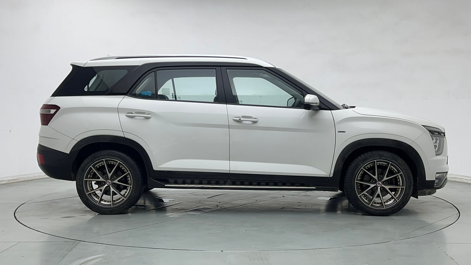 Used 2022 Hyundai Alcazar Platinum (O) 7 Seater 1.5 Diesel AT Diesel Automatic exterior RIGHT SIDE VIEW