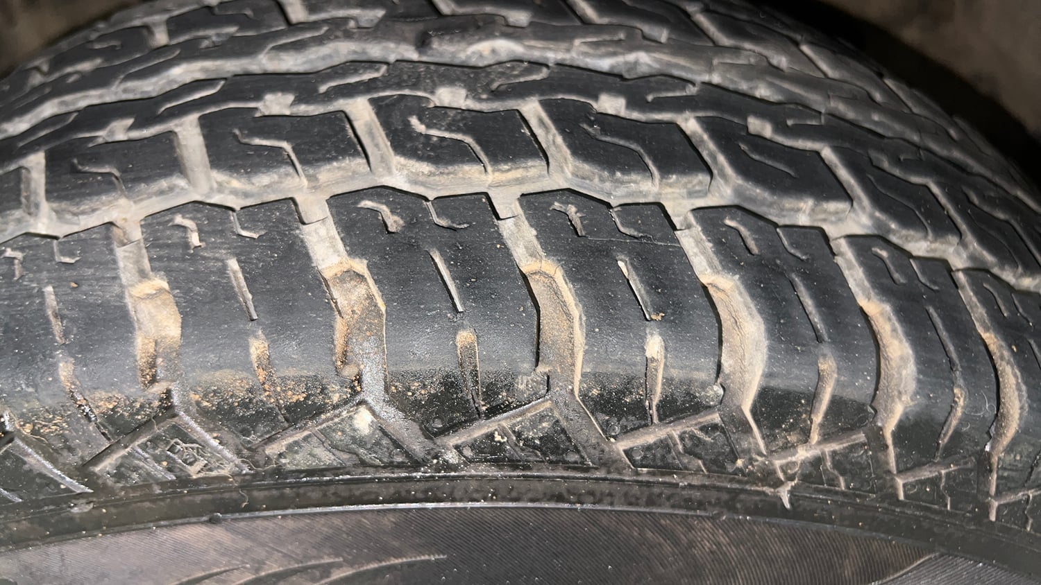 Used 2016 Mahindra TUV300 T8 mHAWK100 Diesel Manual tyres LEFT FRONT TYRE TREAD VIEW
