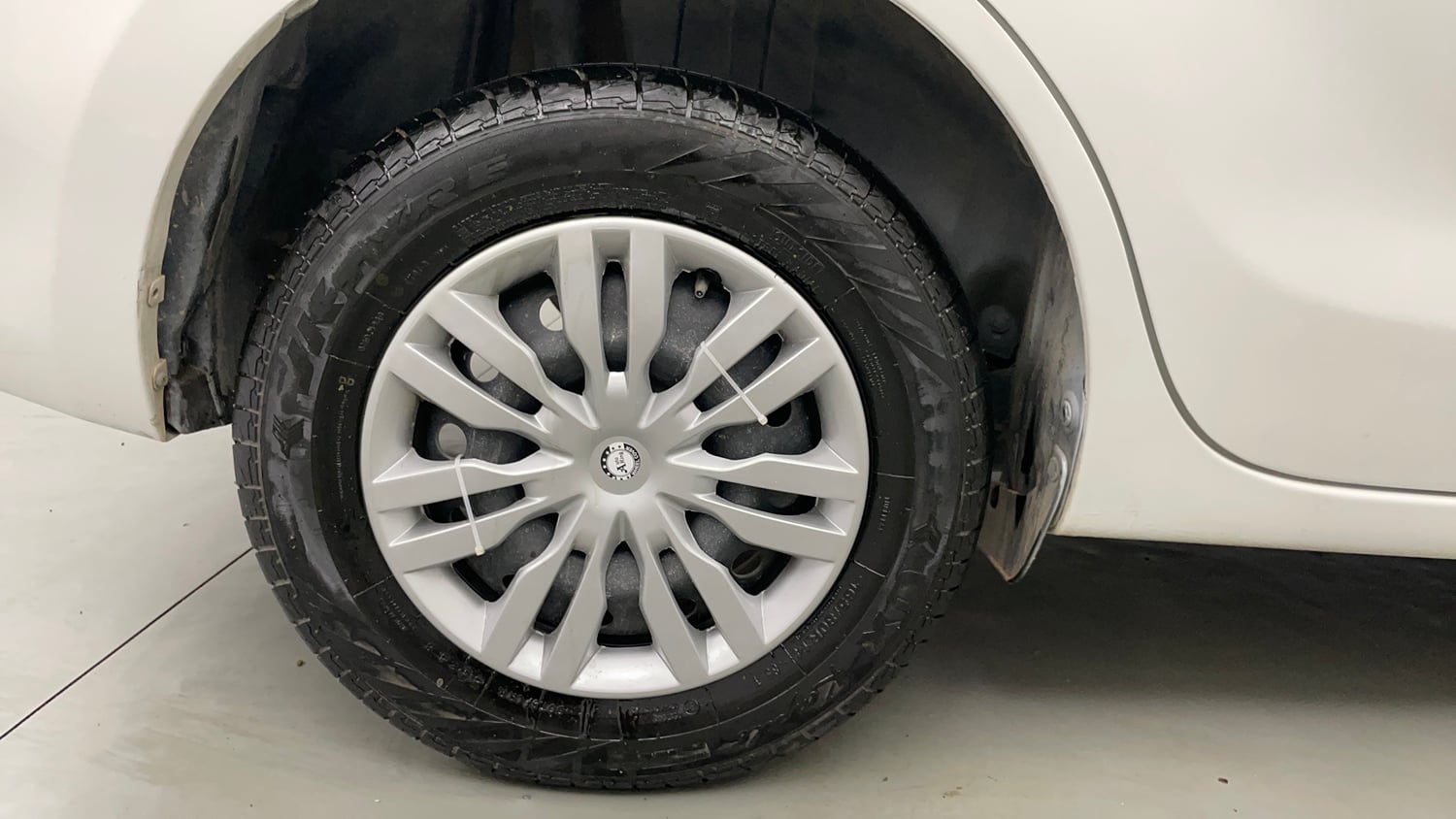 Used 2018 Maruti Suzuki Dzire VDi AMT Diesel Automatic tyres RIGHT REAR TYRE RIM VIEW