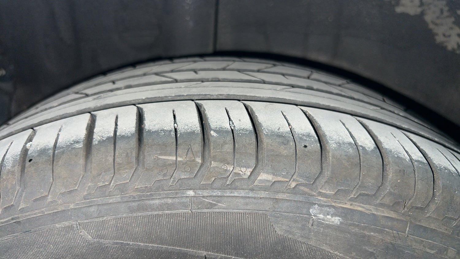Used 2023 Hyundai New i20 Asta (O) 1.0 Turbo DCT Petrol Automatic tyres RIGHT REAR TYRE TREAD VIEW