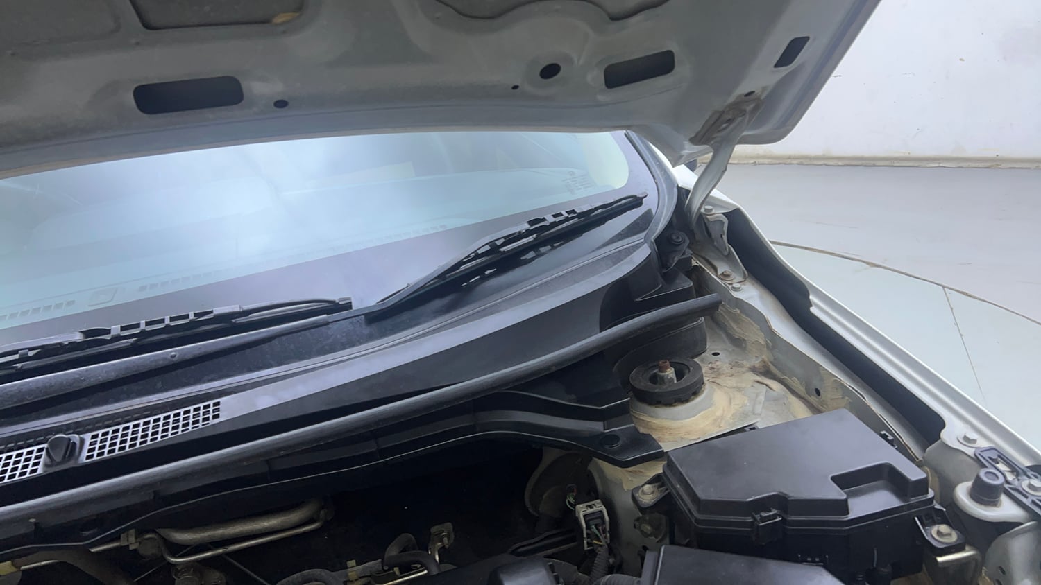 Used 2020 Honda Amaze 1.2 VX MT Petrol Petrol Manual engine ENGINE LEFT SIDE HINGE & APRON VIEW
