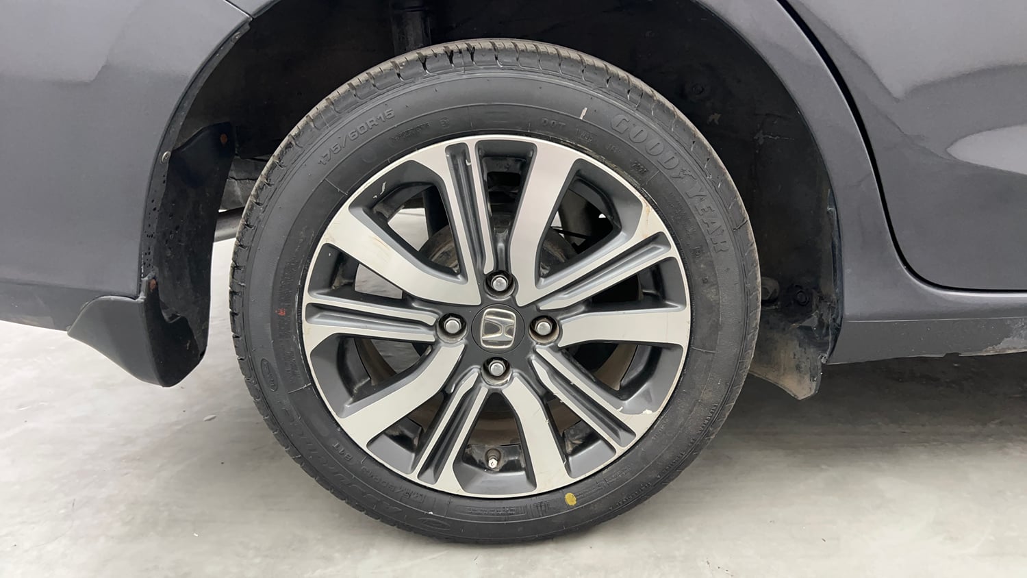 Used 2025 honda Amaze 2nd Generation VX 1.2 Petrol MT Petrol Manual tyres RIGHT REAR TYRE RIM VIEW