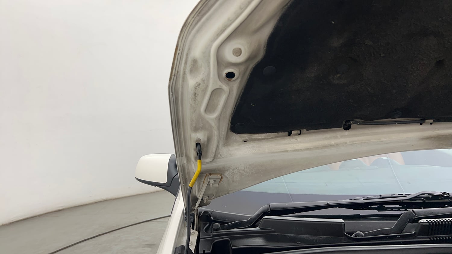 Used 2014 Ford Figo Duratec Petrol ZXI 1.2 Petrol Manual engine ENGINE RIGHT SIDE HINGE & APRON VIEW