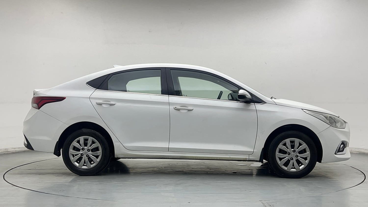 Used 2017 Hyundai Verna EX 1.6 VTVT Petrol Manual exterior RIGHT SIDE VIEW