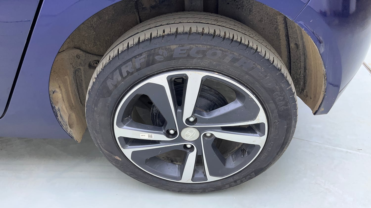 Used 2024 Tata Altroz XZA Plus (S) Lux Petrol Petrol Automatic tyres LEFT REAR TYRE RIM VIEW