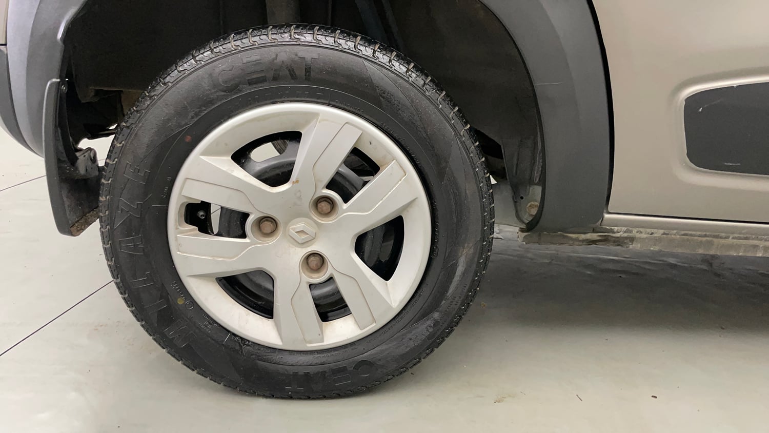 Used 2016 Renault Kwid RXT Petrol Manual tyres RIGHT REAR TYRE RIM VIEW