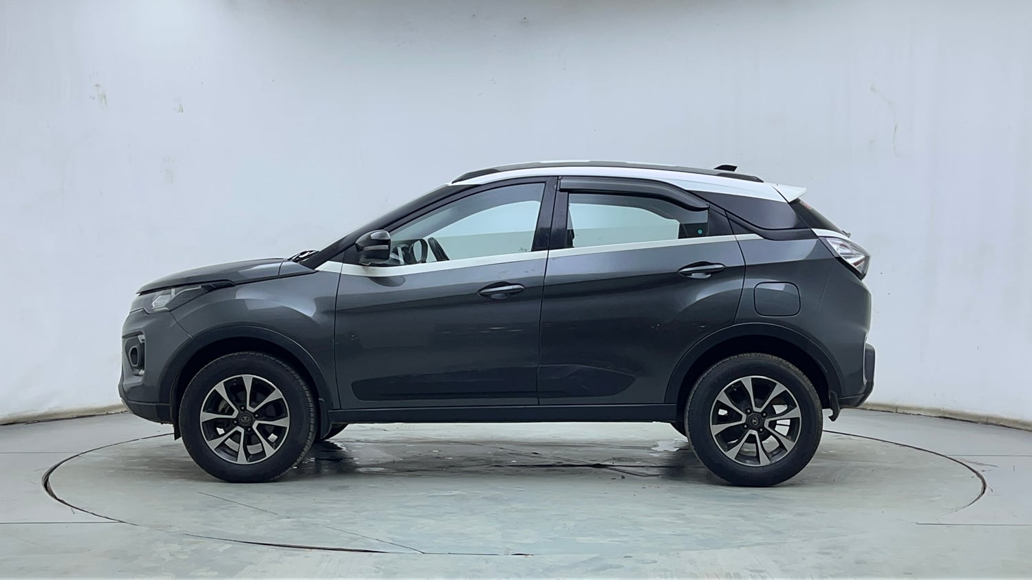 Used 2020 Tata Nexon XZA Plus (O) Dual Tone Petrol Automatic exterior LEFT SIDE VIEW