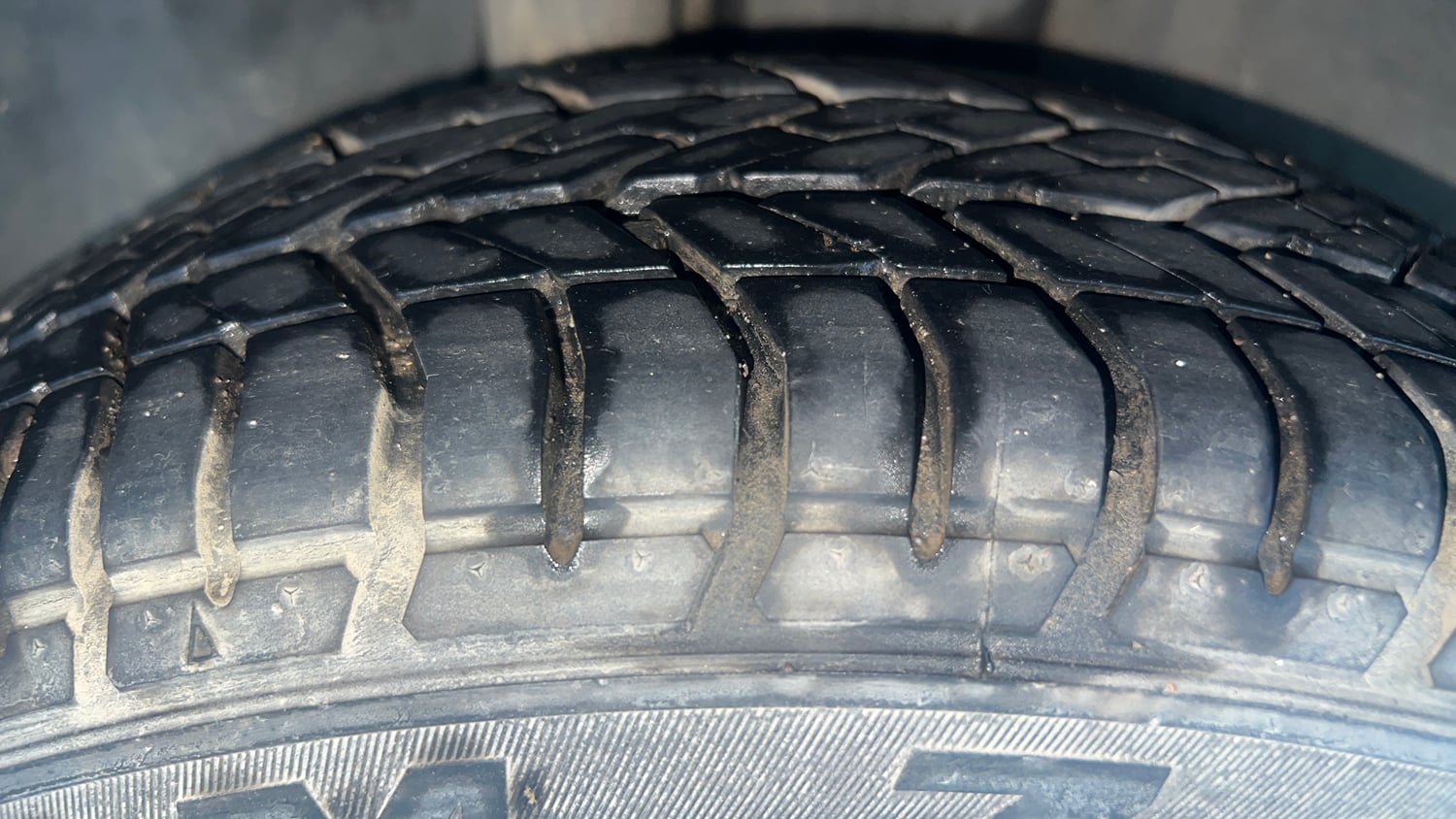 Used 2014 Ford Figo Duratec Petrol ZXI 1.2 Petrol Manual tyres RIGHT REAR TYRE TREAD VIEW