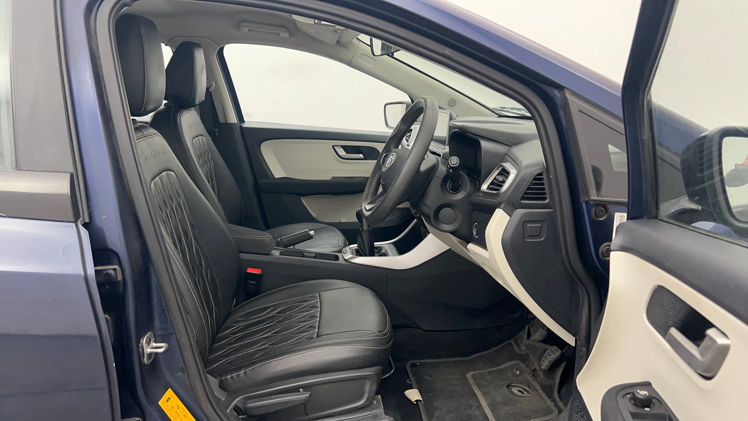 Used 2023 Tata Altroz XZ Petrol Petrol Manual interior RIGHT SIDE FRONT DOOR CABIN VIEW